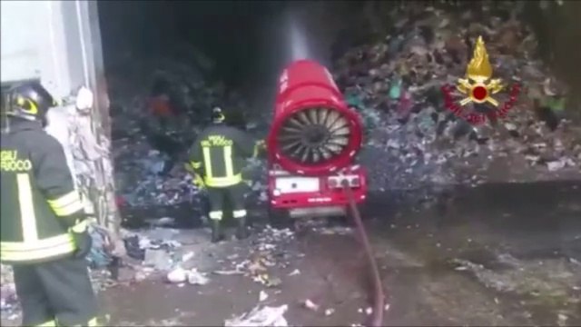 Roma - rogo in deposito per trattare rifiuti: nube nera su città