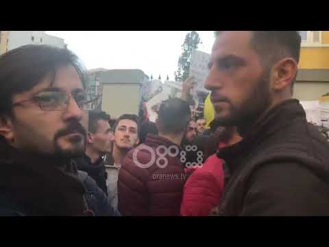 Ora News - Profesori Marka shfaqet sërish tek protesta, ka studentë që sërish nuk i duan