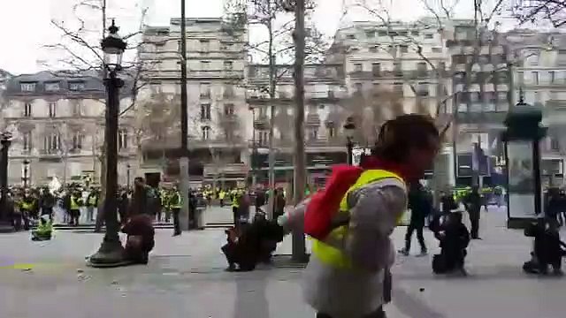 Ce Gilet Jaune pense pouvoir résister face à un tir de Flash-ball à Paris