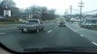 Une battle de bennes de deux pick-ups à un feu rouge sur une route aux États-Unis