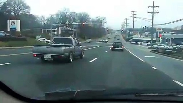 Une battle de bennes de deux pick-ups à un feu rouge sur une route aux États-Unis