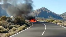 Un espectacular choque frontal deja 4 heridos, dos coches ardiendo y un gran atasco en Las Cañadas