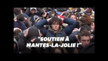 Étudiants et lycéens à genoux en solidarité avec les jeunes de Mantes-la-Jolie