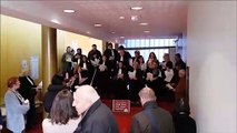 Les avocats de Roanne en grève chantent