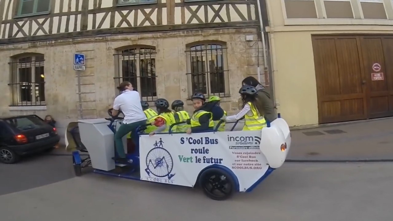 En Normandie, un vélo-bus de ramassage scolaire... où tout le monde pédale !