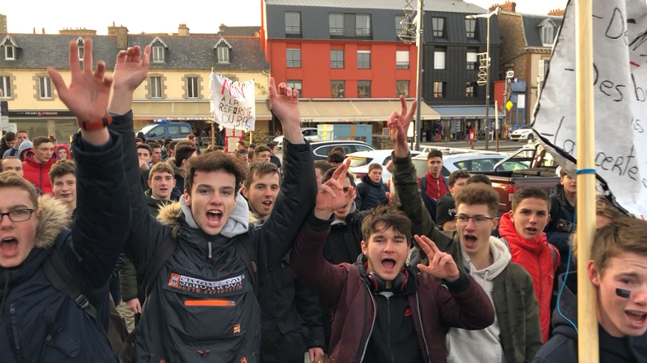Les élèves du lycée maritime dans la rue