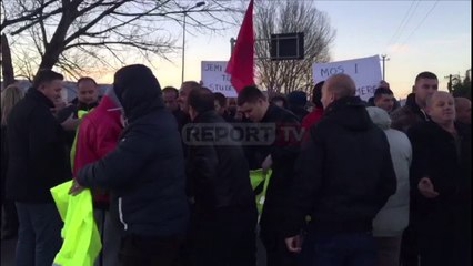Report Tv-Qytetarët në Korçë kanë bllokuar rrugën me mollë, vijon protesta