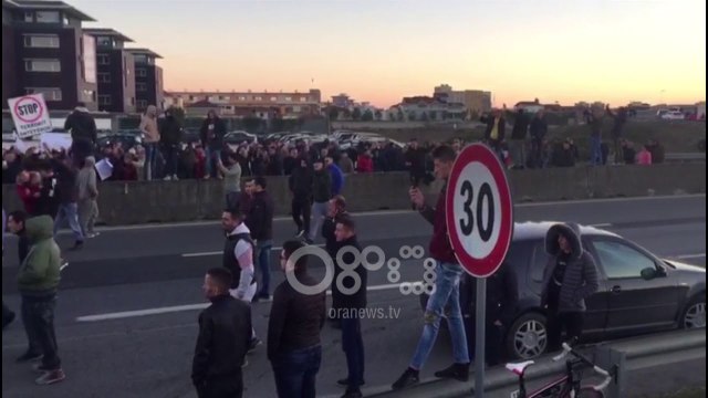 Ora News - Protestat, bllokohet autostrada Tiranë-Durrës