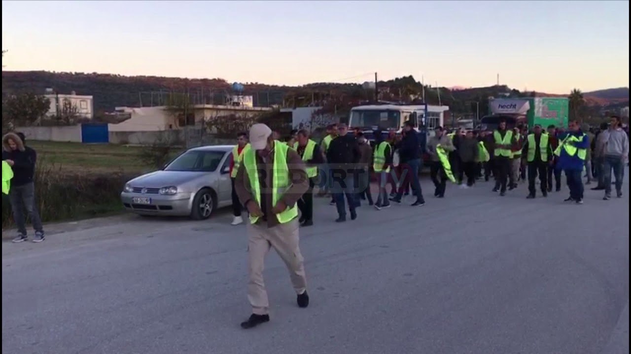 Report Tv-Bllokohet edhe autostrada Vlorë-Levan
