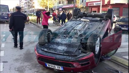 PERMBYSET NJE MAKINE NE VLORE, PLAGOSEN LEHTE DY PERSONA - News, Lajme - Kanali 7