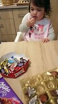 Une fillette préfère les brocolis aux barres chocolatées