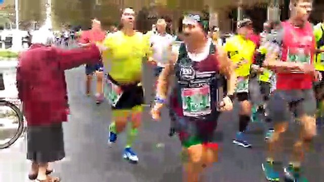 Une mamie encourage des marathoniens de façon originale