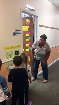 Les élèves dune école maternelle disent bonjour à leur maitresse de façon originale