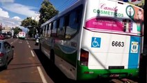 Range Rover e ônibus do transporte público colidem no centro