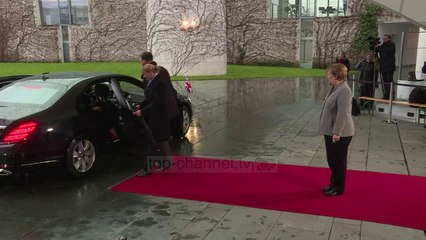 Merkel e pret jashtë, bllokohet dera e automjetit të Theresa May