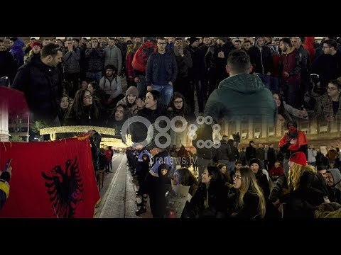 LIVE/ Rezistenca s'ndalet, studentët protestojnë përpara Kryeministrisë