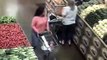 Une femme surprise en train de voler dans un sac à une autre cliente au rayon fruits et légumes