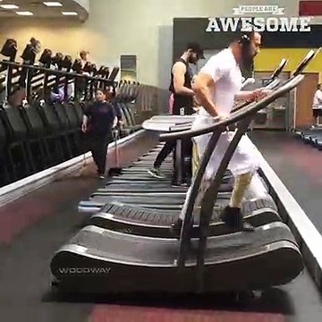 Il courre à plus de 37kmh sur un tapis de course... Fou