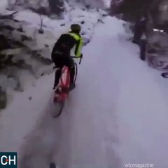 Ces bikers font une descente incroyable sur une piste enneigée