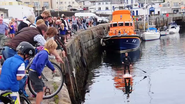Un requin suit un paddle boarder dans le port de Portrush Harbour (irelande)