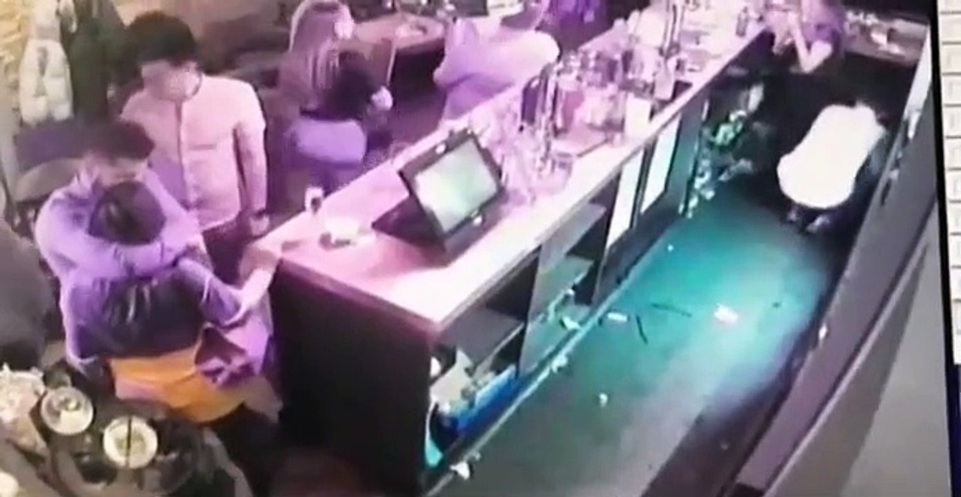 Un homme étrangle sa collègue de travail dans un bar ! Mais pourquoi???