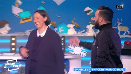 Patrick Bruel embrasse une chroniqueuse de Touche pas à mon Poste - mardi 11 décembre 2018