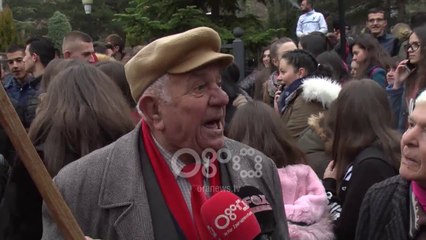 Ora News - Me sy e veshë nga Tirana, studentët e rretheve mbështeten nga gjimnazistë e qytetarë