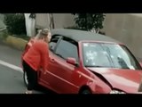 Mujer pierde los estribos y destruye el coche de otra persona | Noticias con Francisco Zea