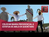 Colocan banda presidencial a estatua de López Obrador