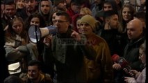 Report Tv-Protesta/ Studentët ndahen në tre grupe, një pjesë prej tyre nga Kryeministria