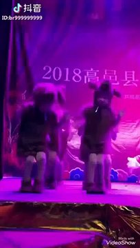 Hüngür hüngür ağlayan küçük çocuğun, her şeye rağmen performansına devam ettiği anlar