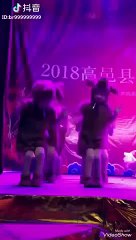 Hüngür hüngür ağlayan küçük çocuğun, her şeye rağmen performansına devam ettiği anlar