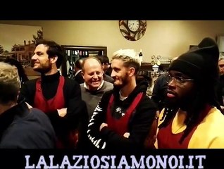 La serata della Lazio da Suor Paola: Parolo, Luis Alberto e Lukaku servono ai tavoli come camerieri