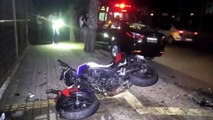 Grave batida entre carro e moto deixa rapaz ferido