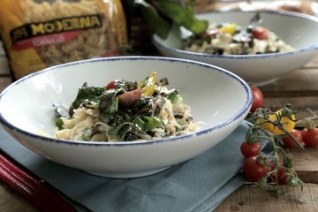 Ensalada de pasta con acelgas y jitomate
