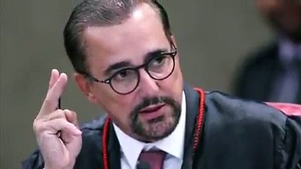 Ministro do TSE Admar Gonzaga, vira as costas na execução do Hino Nacional Brasileiro