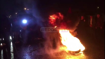 Vijon 'tradita' e protestueve shkodranë, digjen goma në hyrje të qytetit