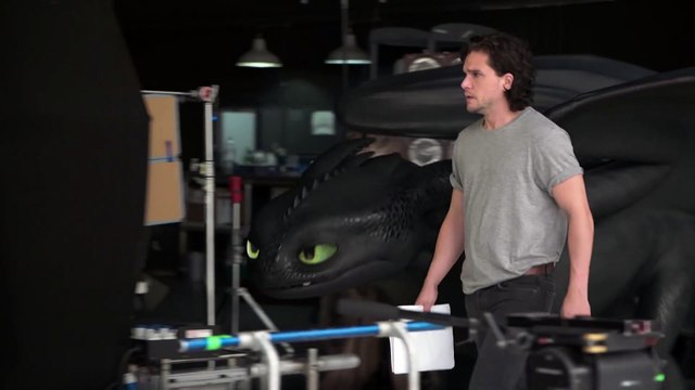 Kit Harington entraîne un dragon à devenir acteur !