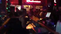 Cette barmaid chante et sert les clients en même temps !