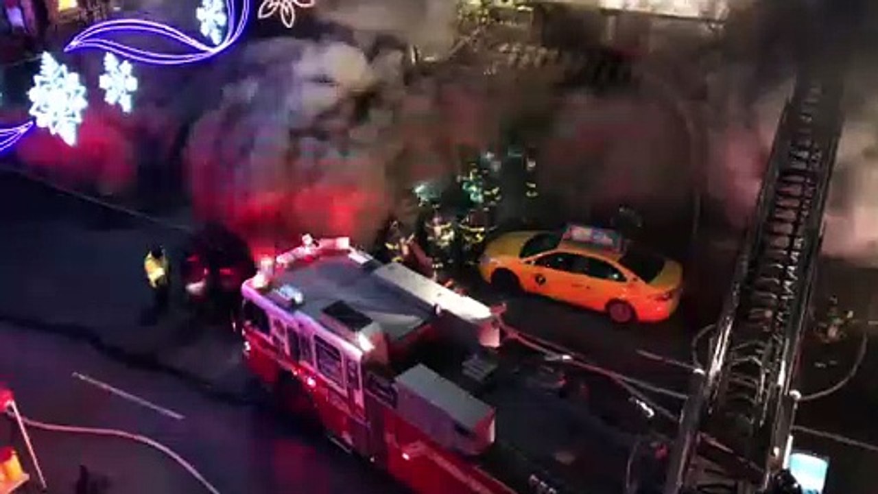 Retour de flammes impressionnant sur des pompiers dans un incendie à New York !