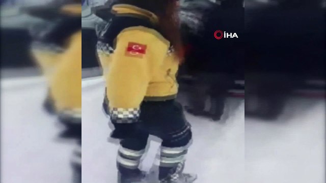 Kars’ta tipide mahsur kalan kadın hasta, kepçeyle ambulansa taşındı