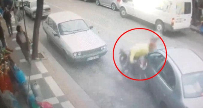 Otomobil Sürücüsü, Aracına Çarpan Motosiklet Sürücüsü Yerine Kırılan Aynasıyla İlgilendi