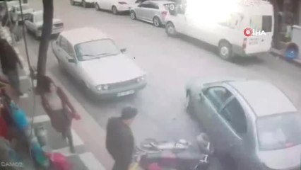 Motosikletlinin Arabaya Çarpma Anı Kamerada