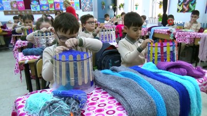 Asker ağabeyleri için atkı ve bere örüyorlar