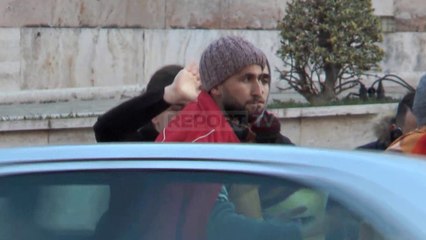 Report TV - Me batanije e kapuçë, ja si e kaluan natën e parë jashtë studentët