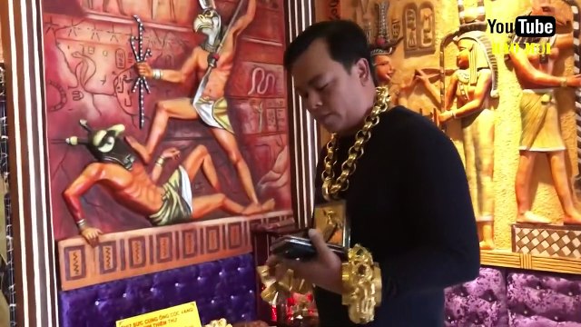 عاشق الذهب.. رجل أعمال يرتدي 13 كيلو غرام من الذهب يوميًا
