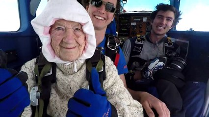 معمرة استرالية تصبح "عميدة سن" ممارسي القفز الحر بمظلة