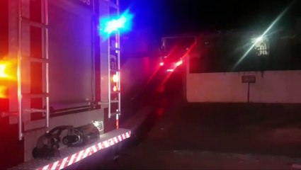 Bombeiros combatem incêndio em veículo