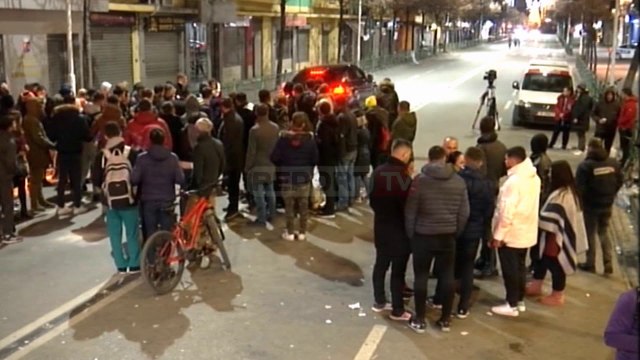Report TV - Një grup studentësh kaluan natën jashtë edhe te Ministria e Arsimit