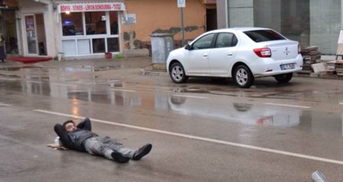 Yola Savrulan Motosiklet Sürücüsü, Ambulansı Asfaltın Üzerine Uzanarak Bekledi